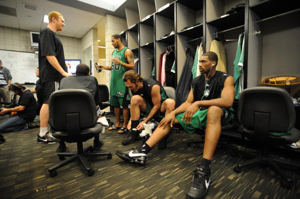 阿森纳训练开放日，今晨手感冰凉引欢呼，NBA常规赛在即，更衣室氛围转暖的简单介绍