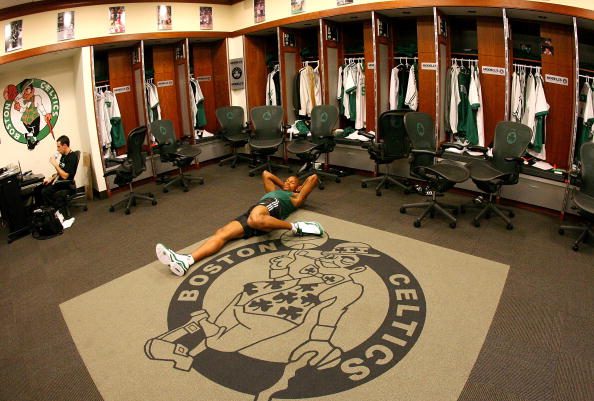 阿森纳训练开放日，今晨手感冰凉引欢呼，NBA常规赛在即，更衣室氛围转暖的简单介绍